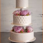 Faszinieren Hochzeitstorte Mit Echten Blumen Auf Einer Etagere Die